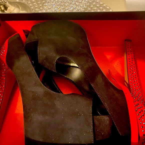 These beautiful red and black suede crystal stilettos are show stopper - Picture 4 of 6